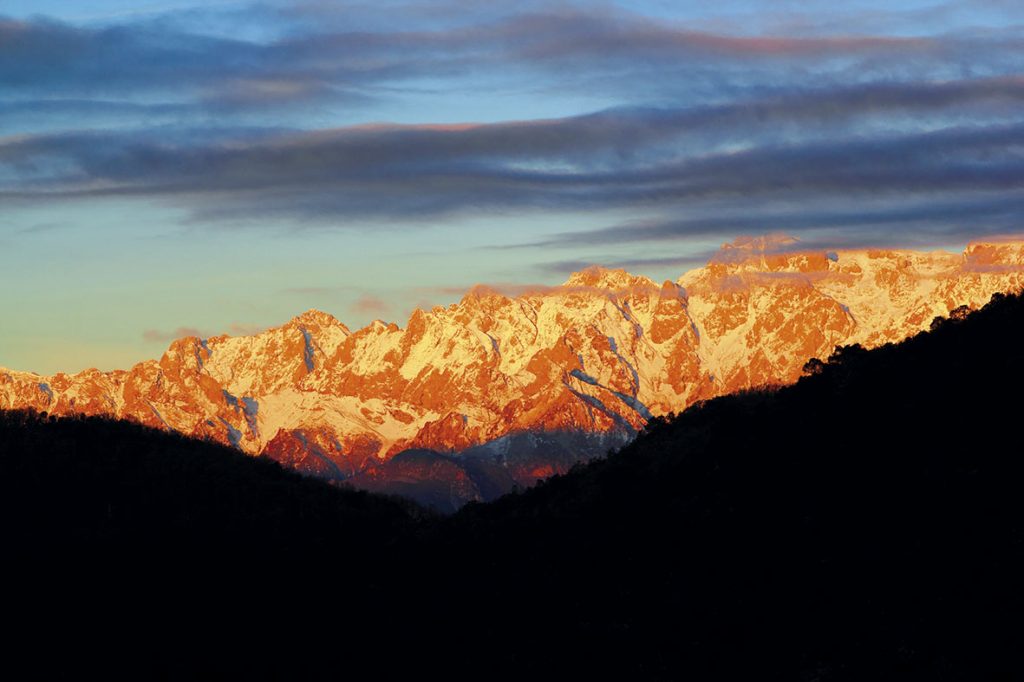 Amanece desde el pueblo de Cahecho en el valle de Liébana.
